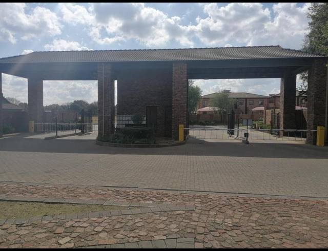 2 BEDROOM TOWNHOUSE FOR SALE IN SONNEVELD